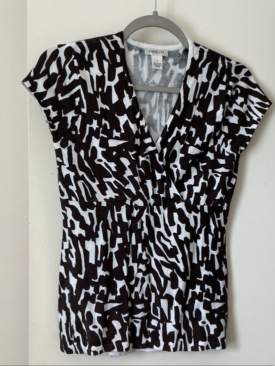 Harold's Tops - Harold's Black & White Abstract Print V-Neck Blouse